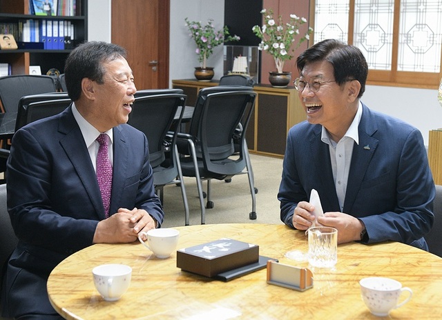 ▲ 이춘희 세종시장(오른쪽)이 17일 시청 집무실에서 최민호 세종시장 당선인과 두 번째 만남을 갖고 지역 현안에 대해 논의하고 있다.ⓒ세종시