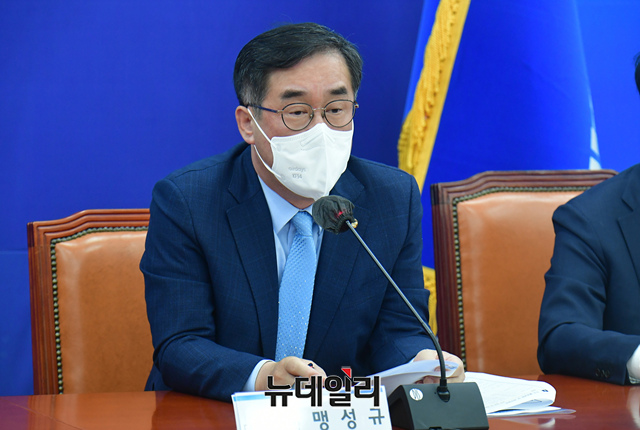 ▲ 맹성규 더불어민주당 초과세수 진상규명과 재정개혁추진단 TF 단장이 10일 오전 국회에서 열린 초과세수 진상규명과 재정개혁추진단 TF 1차 회의에서 발언을 하고 있다.ⓒ이종현 기자