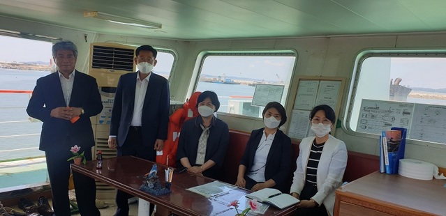 ▲ 김태흠 충남도지사 당선인 준비위 국토해양농업분과 전만권 위원 등이 지난 16일 배에 승선해 이동하고 있다.ⓒ김태흠 당선인 인수위