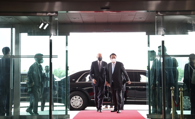 ▲ 지난 5월 21일 조 바이든 미국 대통령이 윤석열 대통령의 안내를 받으며 대통령실 청사로 들어서고 있다. ⓒ대통령실 제공.