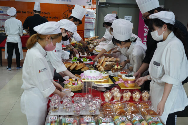 ▲ 수성대학교(총장 김선순) 제과제빵커피과는 전공실무 능력 향상과 현장에서 다양한 문제 해결능력을 키우기 위한 ‘학습성과발표회’를 16일 강산관 실습실에서 가졌다.ⓒ수성대