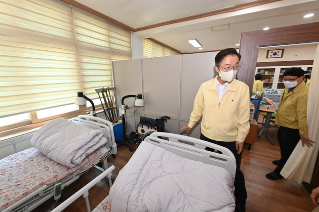 ▲ 임종식 교육감이 경주의 계림고등학교를 방문해 학교 안전 전반에 대한 점검을 실시하고 있다.ⓒ경북교육청