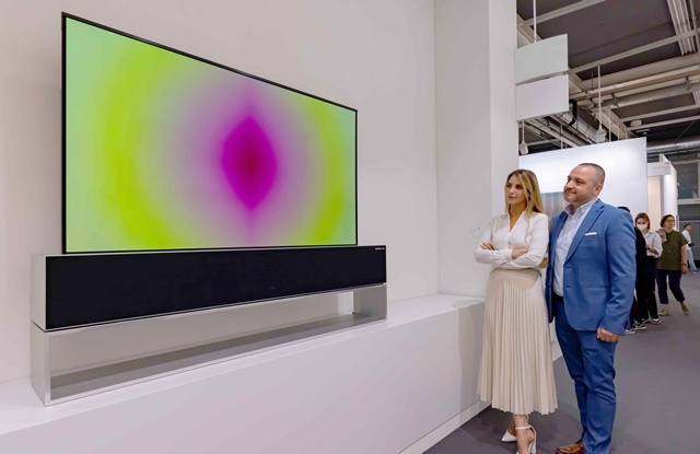 ▲ 16일(현지시간)부터 나흘간 스위스 바젤에서 열리는 '아트바젤'에서 관람객들이 현대미술 거장 '아니쉬 카푸어'의 미디어아트를 LG 시그니처 올레드 R에 담은 작품을 감상하고 있다. ⓒLG전자