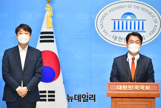 ▲ 이준석 국민의힘 대표와 안철수 국민의당 대표가 4월 18일 오후 국회 소통관에서 기자회견을 갖고 '합당'을 공식 발표하고 있다.ⓒ이종현 기자