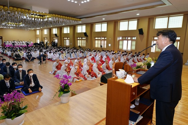 ▲ 김영환 충북도지사 당선인이 19일 청주 명장사 창립 50주변 기념 대법회에 참석해 인사말을 하고 있다. ⓒ김영환 당선인 인수위