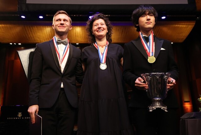 ▲ 제16회 반클라이번 콩쿠르에서 우승을 차지한 암윤찬(왼쪽)이 2위인 안나 지니시네(가운데), 3위 드미트로 초니(왼쪽)과 기념촬영을 하고 있다.ⓒ반클라이번콩쿠르