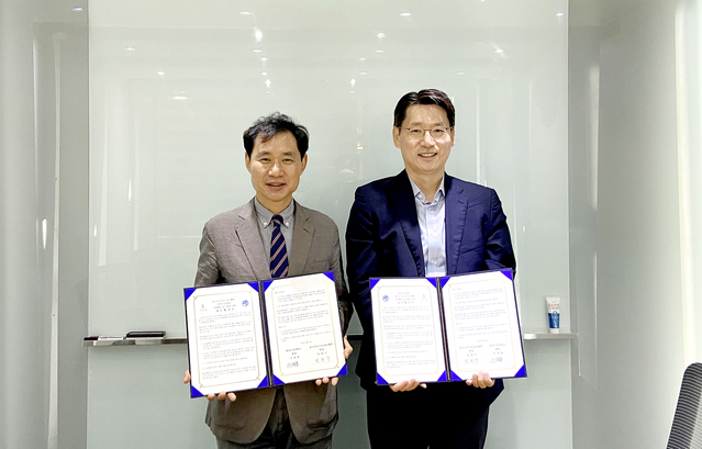 ▲ 영남이공대학교(총장 이재용)는 17일 오전 11시 한국인더스트리4.0협회 회의실에서 한국인더스트리4.0협회와 협약을 맺고 스마트팩토리 분야 전문 인력 양성에 나선다.ⓒ영남이공대