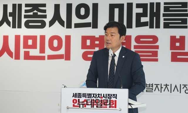 ▲ 이준배 제4대 세종시장직 인수위원회 부위원장이 20일 오전 세종시 어진동 인수위 브리핑실에서 문화체육관광분과 공약사항 및 향후 운영계획을 발표하고 있다.ⓒ이길표 기자