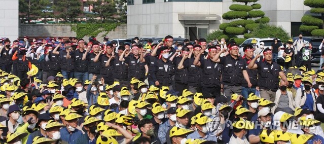 ▲ 현대차 노조가 지난달 25일 '임금협상 승리를 위한 출정식'을 진행하는 모습. ⓒ연합뉴스