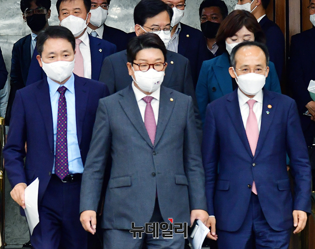 ▲ 권성동 국민의힘 원내대표, 추경호 경제부총리 겸 기획재정부 장관, 성일종 정책위의장이 지난 15일 국회에서 열린 제3차 당·정 협의회에 참석하기 위해 입장하고 있다.ⓒ이종현 기자