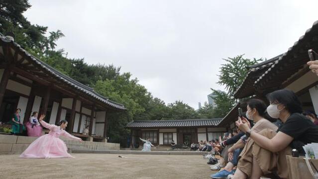 ▲ 문화재청 궁능유적본부 조선왕릉중부지구관리소는 지난 18일 대담과 공연을 접목한 '세계유산 선릉의 향(響); 한복과 악학궤범의 향연'을 선보였다.ⓒ문화재청