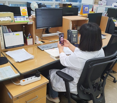 ▲ 논산시가 시민들의 폭염 비해를 최소화하기 위해 화상으로 건강을 체크하고 있다.ⓒ논산시