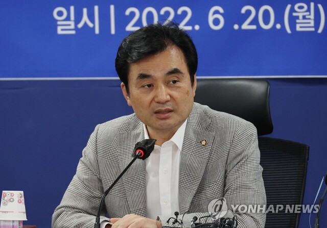 ▲ 더불어민주당 안규백 전당대회준비위원장이 20일 오전 서울 여의도 국회 의원회관에서 열린 전국대의원대회 준비위원회 첫 회의에 참석해 발언하고 있다. ⓒ연합뉴스