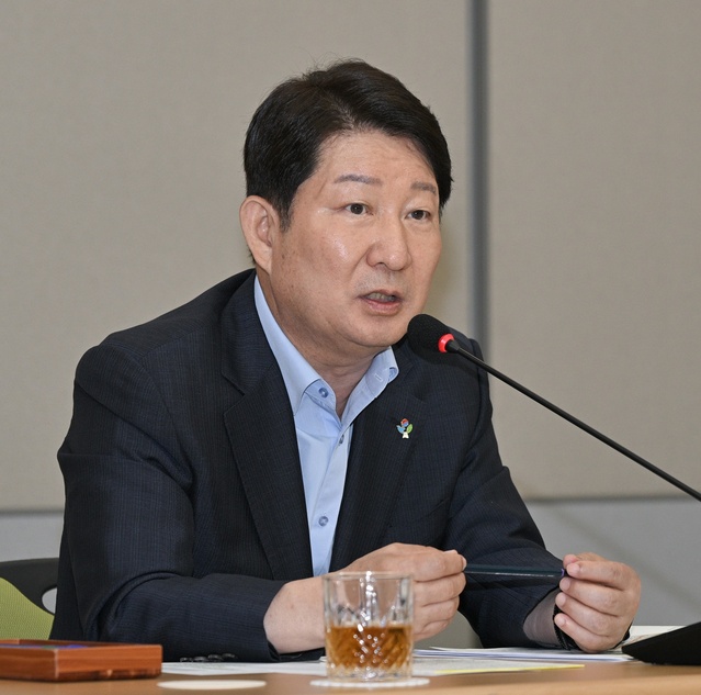 ▲ 권영진 대구시장은 “능력과 실력을 갖춘 대구시 공무원들이 의연하고 당당하게 또 집요하게 행정을 하고, 시민사회와 가까이서 소통하고 협치하는 게 대구 공동체의 미래를 열고 시민의 이익을 지키는 일”이라며 시민과의 적극적인 소통을 강조했다.ⓒ대구시