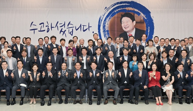 ▲ “어려운 경제 속에서 시민들의 삶도 어렵고 시민사회가 절박한 시기가 될 향후 몇 년간, 시민과 국민에게 잠시 위임받아 권한을 행사하는 우리가 더 절박해야 변화와 혁신을 이룰 수 있다”며 흔들림 없는 시정 추진을 당부했다.ⓒ대구시