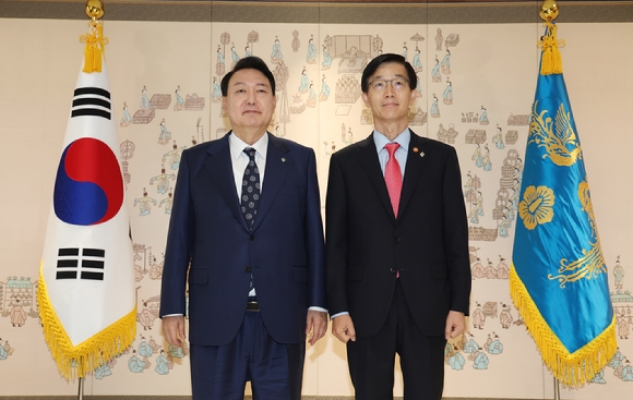 ▲ 윤석열 대통령이 20일 서울 용산 대통령실 청사에서 방문규 국무조정실장에게 임명장을 수여한 후 기념촬영하고 있다. ⓒ뉴시스