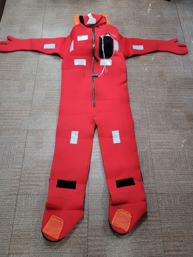 ▲ 서해 연평도 NLL 북측 해상에서 북한군에 사살된 공무원 故 이대준 씨가 근무했던 '무궁화 10호' 방수복. ⓒ유족 측 제공