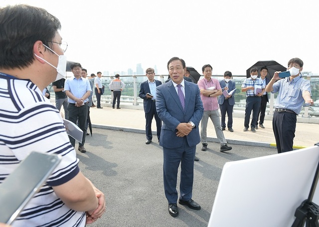 ▲ 최민호 세종시장 당선인이 20일 오후 금강보행교를 방문해 현장 설명을 듣고 있다.ⓒ인수위원회
