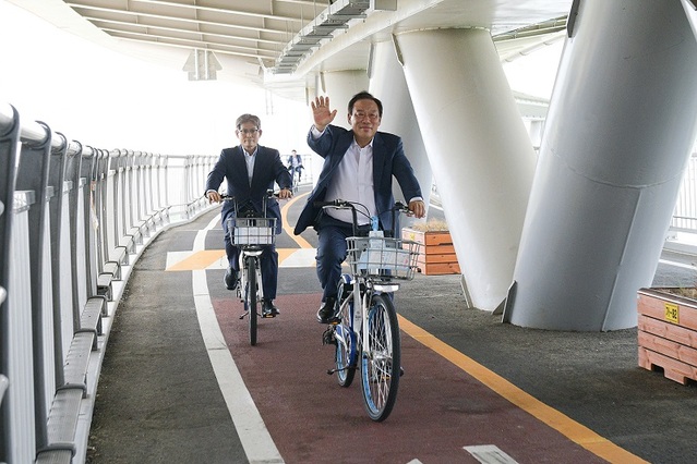 ▲ 최민호 세종시장 당선인이 20일 오후 자전거를 타고 금강보행교를 돌아보고 있다.ⓒ인수위원회