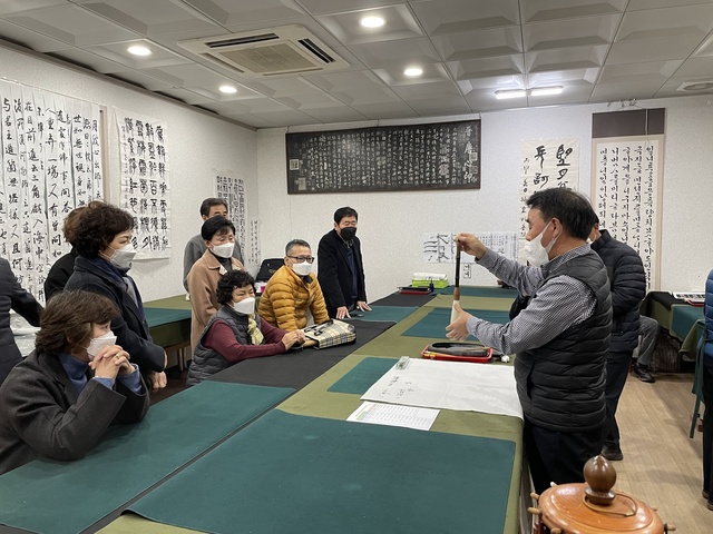 ▲ (사)한국서예협회 성주지부는 대한민국서예대전 국전초대작가에 소운 김영희, 경상북도서예대전 초대작가에 우봉 한상모, 동천 배미정 총 3명의 초대작가를 등극시켰다.ⓒ성주군