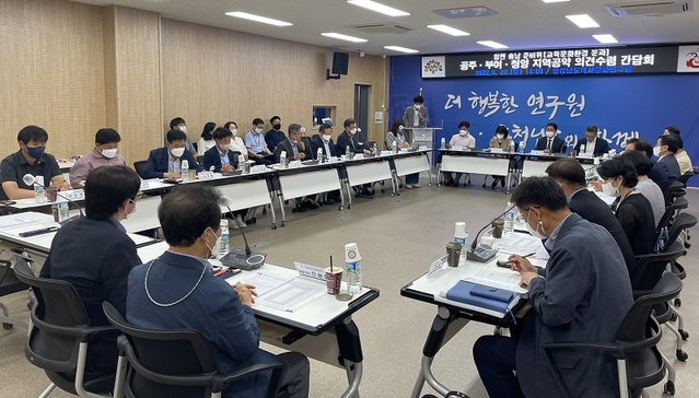 ▲ 힘쎈 충남 준비위원회가 20일 공주 등에서 현장 목소리를 청취하고 있다.ⓒ김태흠 당선인 인수위