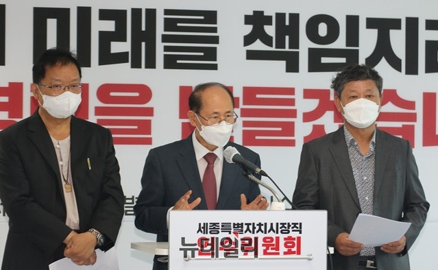 ▲ 서만철 세종시장직 인수위원회 위원장(가운데)이 21일 인수위 브리핑실에서 지역균형발전 분야 공약사항 및 향후 운영계획을 발표하고 있다. 좌측부터 우천식 지역균형발전분과 간사, 서만철 인수위 위원장, 길병옥 위원,ⓒ이길표 기자