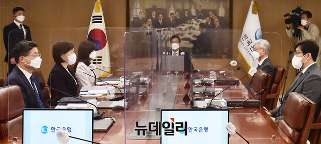 ▲ 주상영 의장 직무대행(금통위원)이 지난 4월 14일 서울 중구 태평로2가 한국은행 17층 회의실에서 열린 기준금리 결정 금융통화위원회 회의를 주재하고 있다. ⓒ뉴데일리DB