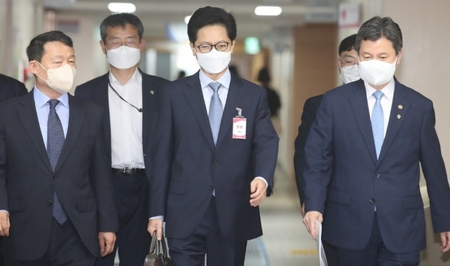 ▲ 한창섭 행정안전부 차관(오른쪽 부터), 황정근 경찰제도개선 자문위원회 공동위원장, 윤석대 경찰제도개선 자문위원회 위원이 21일 서울 종로구 정부서울청사에서 열리는 경찰제도개선 자문위원회 운영결과 발표를 위해 브리핑실로 이동하고 있다. ⓒ뉴시스