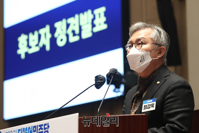 최강욱 의원이 3월 24일 오후 국회에서 열린 더불어민주당 제3기 원내대표 선출을 위한 의원총회에서 정견발표 하고 있다ⓒ이종현 기자