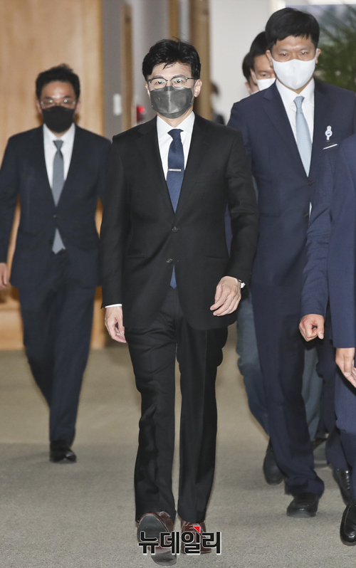 ▲ 한동훈 법무부 장관이 30일 오전 서울 서초구 대법원 대접견실에서 김명수 대법원장을 예방하기 위해 이동하고 있다.ⓒ (사진=공동취재단)
