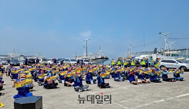 ▲ 포항시 구룡포 경북선원노조와 선주들이 선박 면세류 유가상승에 대한 ‘유류 대 공동경비 철폐 결의대회’를 가졌다.ⓒ뉴데일리