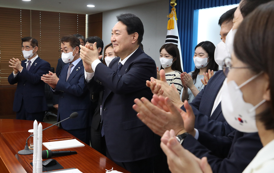 ▲ 윤석열 대통령이 21일 누리호 발사 성공 보고를 받고 박수를 치며 환호하고 있다. ⓒ대통령실 제공