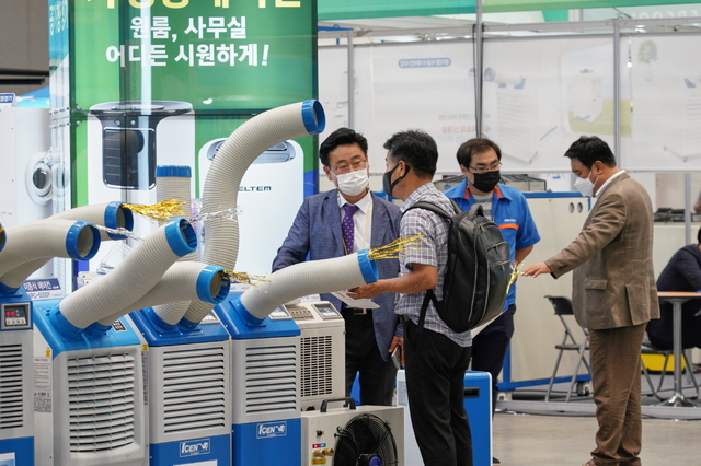 ▲ 지난 2021년 열린 대한민국 국제쿨산업전 참관객 모습.ⓒ엑스코