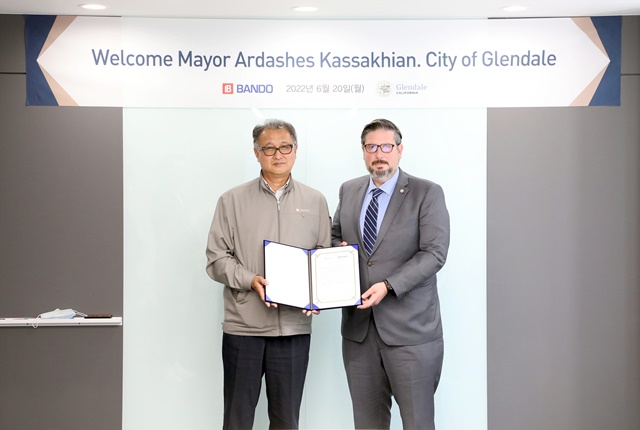 ▲ 박현일 반도건설 총괄사장(좌)과 알다시스 카사키안(Ardashes Kassakhian) 글렌데일시 시장이 체결식에서 기념촬영을 하고 있다. ⓒ반도건설