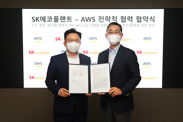 ▲ 박경일 SK에코플랜트 사장(왼쪽)과 함기호 AWS코리아 대표가 기념사진을 촬영하고 있다.ⓒSK에코플랜트