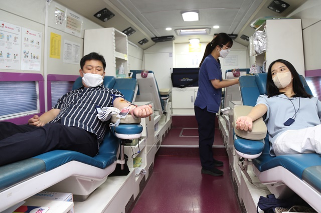 ▲ DL그룹 임직원들이 돈의문 디타워에 출장한 헌혈 버스에서 헌혈을 하고 있다. ⓒDL