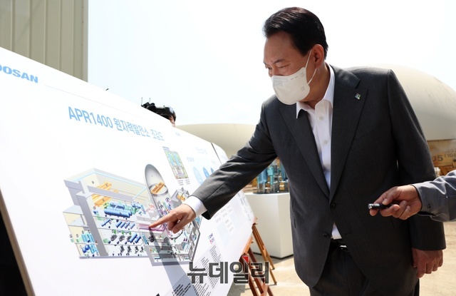 ▲ 윤석열 대통령이 22일 경남 창원 두산에너빌리티를 방문해 원자로 제작 공장을 시찰하고 있다.ⓒ대통령실 국민소통관실