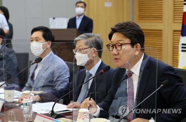 ▲ 국민의힘 권성동 원내대표가 22일 오전 국회 의원회관에서 열린 국민의힘 국회의원 1호 공부 모임 '내일을 바꾸는 미래전략 2024, 김황식 전 국무총리에게 듣는다! 시대의 과제, 사회통합과 정치 선진화'에서 축사하고 있다. ⓒ연합뉴스