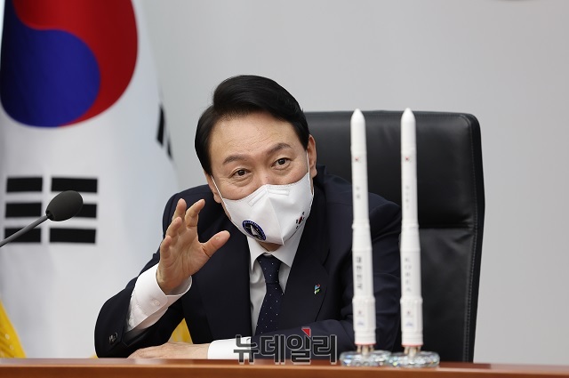 ▲ 윤석열 대통령이 지난 21일 서울 용산 대통령실에서 한국형 발사체 '누리호' 발사를 생중계로 시청하고 있다.ⓒ대통령실 국민소통관실