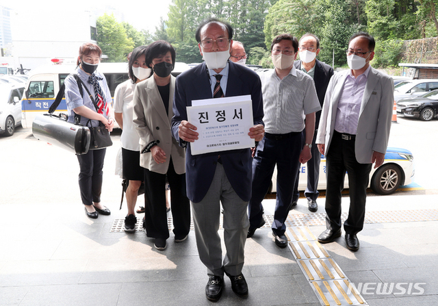 ▲ 윤석열 대통령이 살고 있는 아크로비스타 아파트의 입주자 대표 정원헌 씨 등이 22일 '서울의소리' 집회 관련 진정서를 제출하기 위해 서울 서초경찰서로 향하고 있다.ⓒ뉴시스