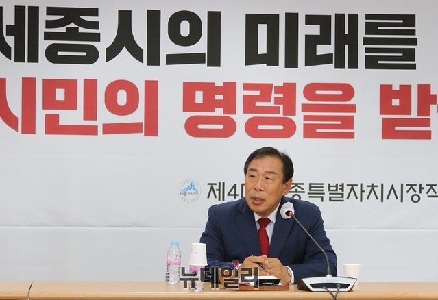 ▲ 최민호 세종시장 당선인이 기자들의 질문에 답하고 있다.ⓒ이길표 기자