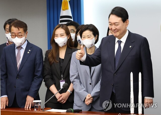 ▲ 윤석열 대통령이 21일 서울 용산 대통령실 청사 영상회의실에서 한국형 발사체 누리호(KSLV-Ⅱ) 발사가 끝난 뒤 고정환 한국항공우주연구원 한국형발사체개발사업 본부장과 영상통화를 하며 엄지를 치켜 올리고 있다. ⓒ연합뉴스