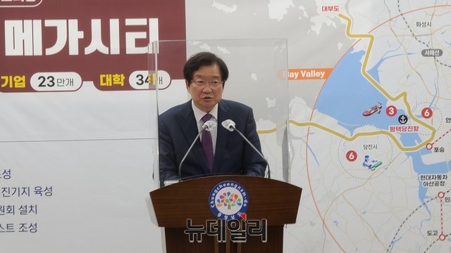 ▲ 김영석 김태흠 충북도지사 당선인의 도시사직 인수위원회(힘쎈 충남 준비위원회) 위원장이 23일 오전 충남도청 프레스룸에서 ‘100일 중점 과제’와 관련해 기자회견을 하고 있다. ⓒ김정원 기자