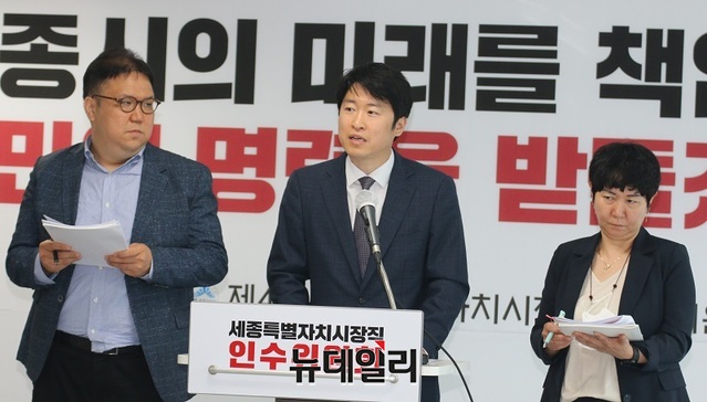 ▲ 류제화 인수위 대변인은 23일 인수위 브리핑실에서 국립 중입자가속기 암치료센터 설립 추진 관련 브리핑을 하고 있다. 좌측부터 안정호 보건복지교육분과위원, 류제화 대변인, 서미애 위원.ⓒ이길표 기자