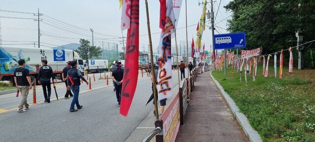 ▲ 공장 인근 차도에서 행진을 진행하는 화물연대.