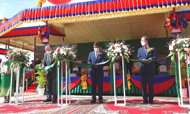 ▲ (좌로부터) 이중근 부영그룹 회장, 항 춘 나론 캄보디아 교육부 장관, 박흥경 주캄보디아 한국대사가 기공식 기념 테이프 커팅식을 진행하고 있다. ⓒ부영