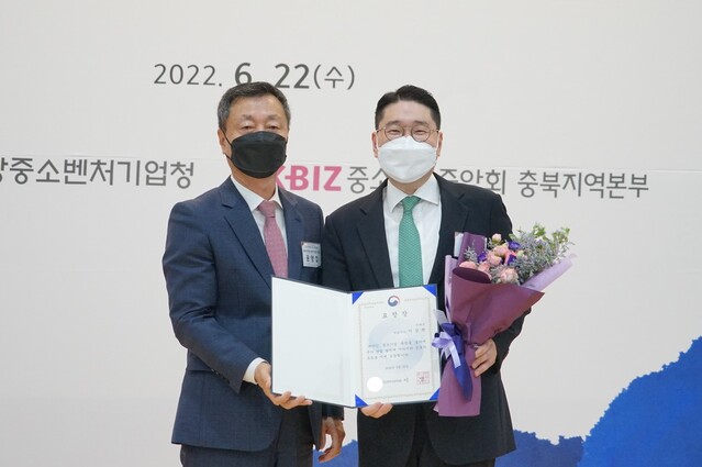 ▲ 윤영섭(왼쪽) 충북지방중소벤처기업청장과 이상현 태인 대표가 기념촬영을 하고 있다. ⓒ태인