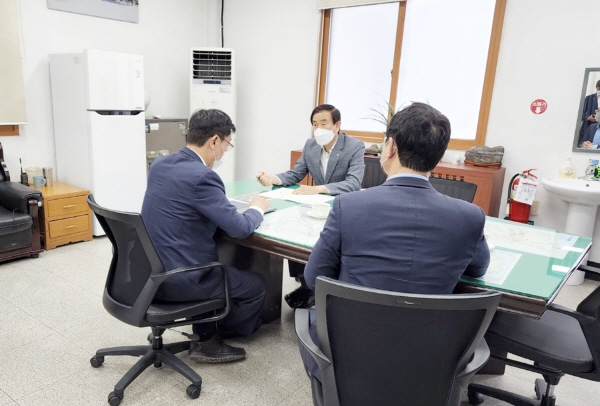 ▲ 조길형 충주시장이 어명소 국토부 2차관을 만나 지역 교통현안에 대해 건의했다.ⓒ충주시