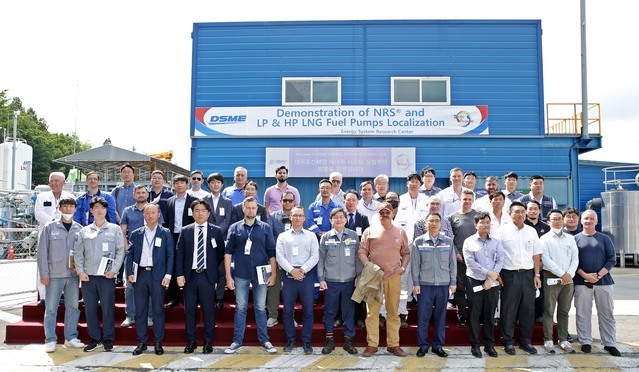 ▲ 대우조선해양 에너지시스템 실험센터에서 열린 ‘LNG 처리 기술 및 스마트십 솔루션에 대한 시연회’에서 대우조선해양, 선주, 선급 관계자들이 기념촬영을 하고 있다. ⓒ대우조선해양