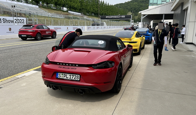 ▲ 718 박스터 등 다양한 차량을 타고 트랙을 주행했다. ⓒ김재홍 기자